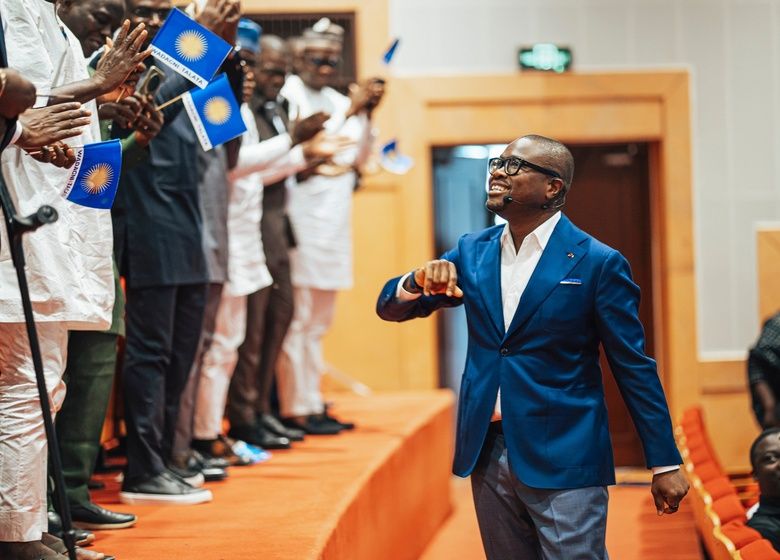 Romuald Wadagni en communion avec le public au lancement de son projet de société, samedi 21 mars 2026 au Palais des congrès à Cotonou